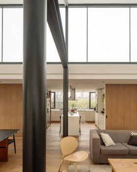 House with Lucarna / Paralelo Transversal