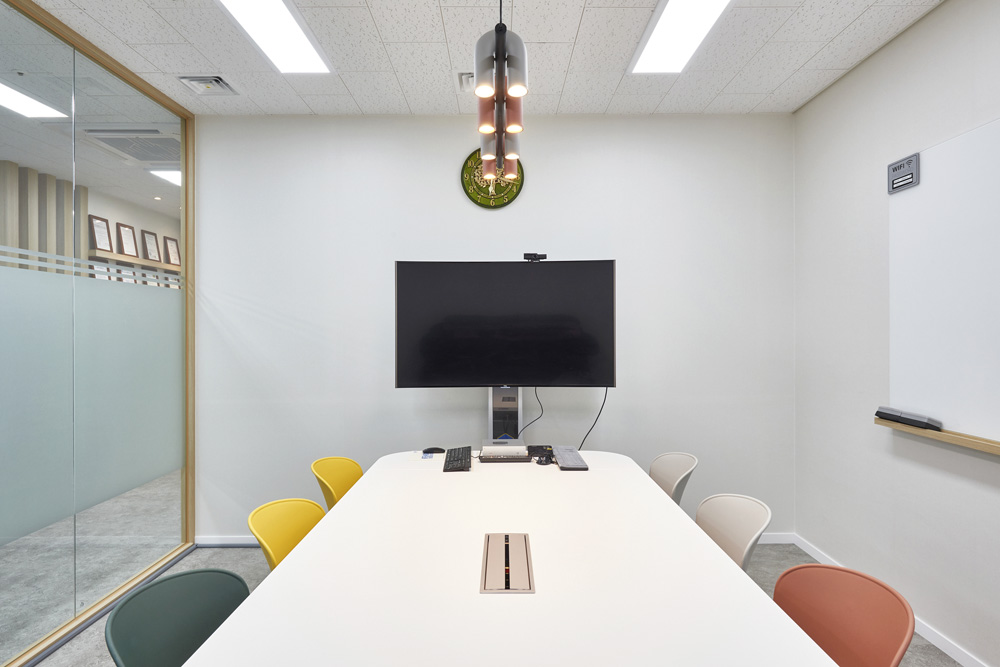 "白色与木质，31 平米知识产业中心的简洁内饰"-16