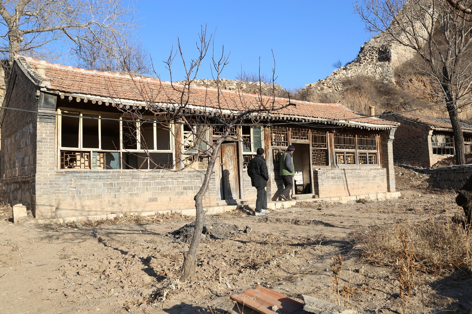 长城脚下“侧漏”的院落 | 巧妙应对用地难题-1