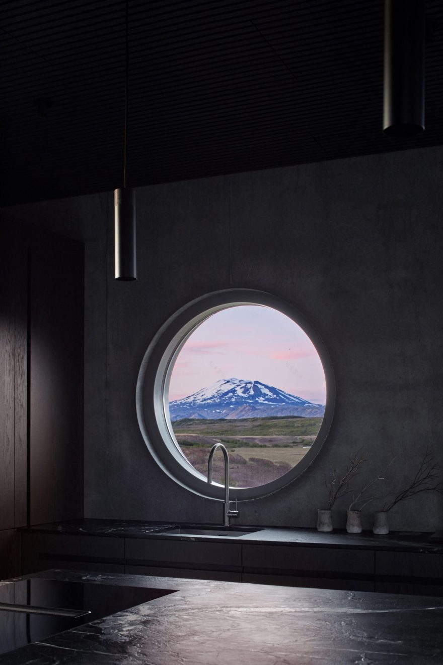 Eight offbeat homes accentuated by porthole-style windows-16