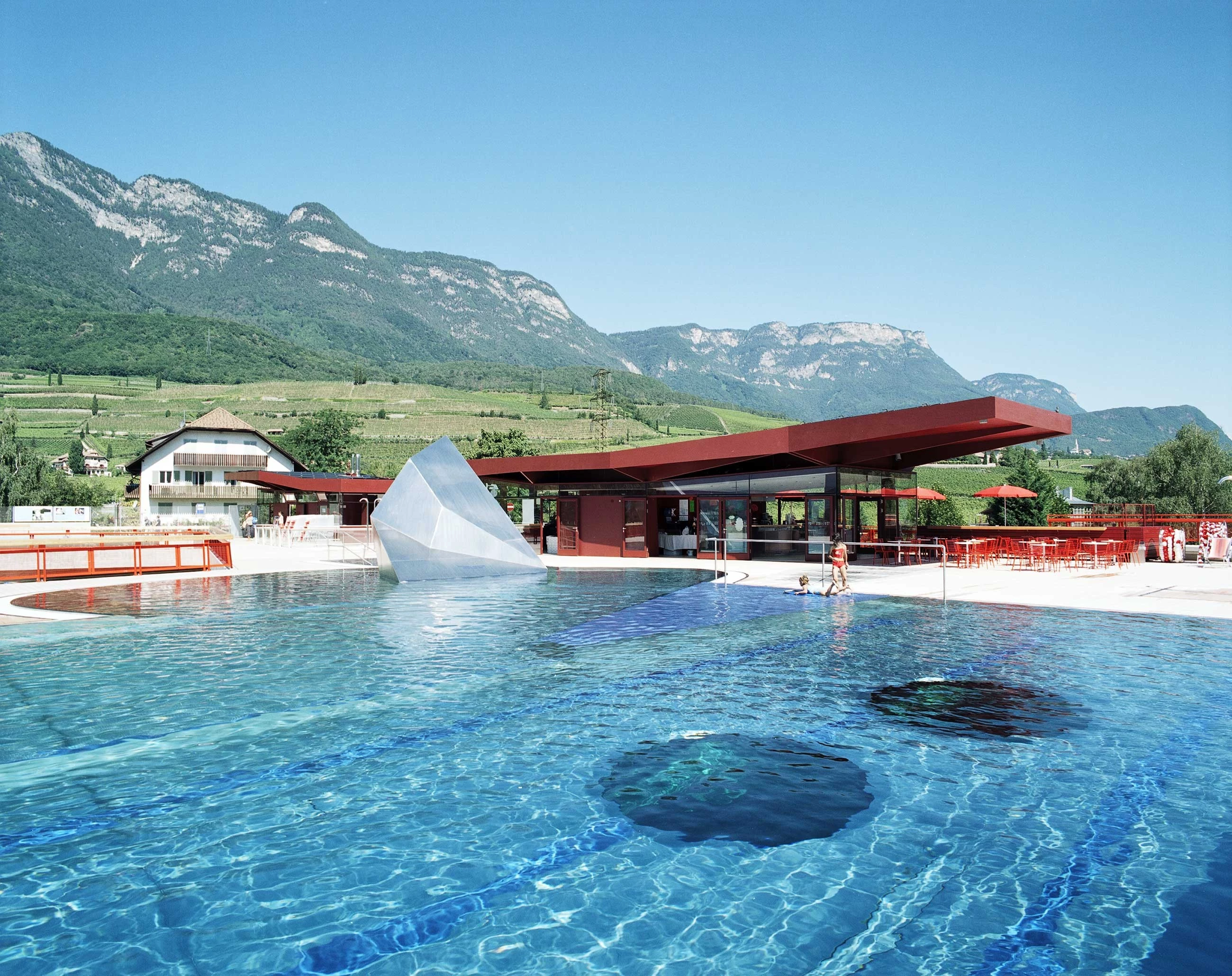 意大利 Caldera 湖畔游泳馆 · 休闲与感官的全新体验-11
