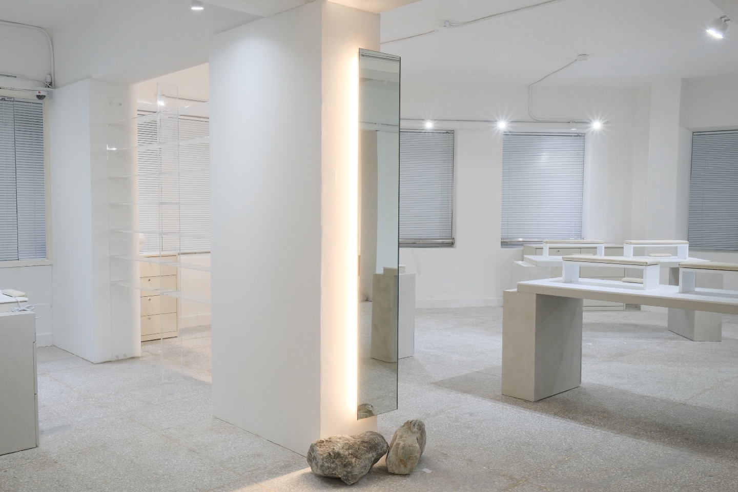 白色调高级氛围的 30 平米小户型设计-11