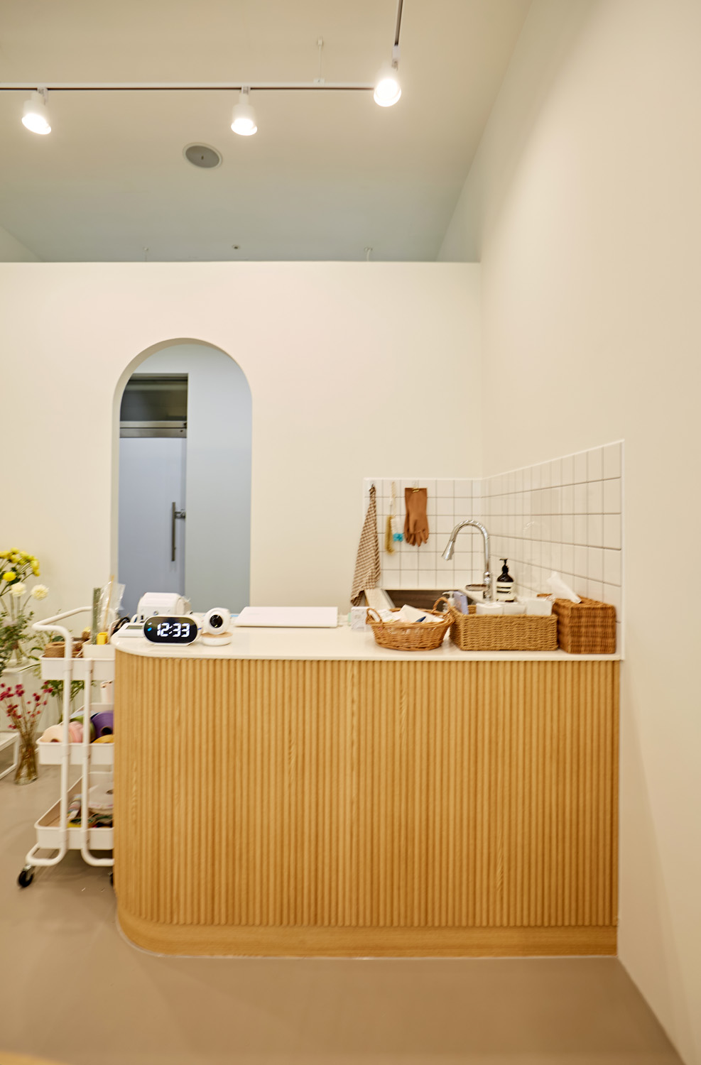 温暖氛围的 10 平米白色木屋办公室设计-10