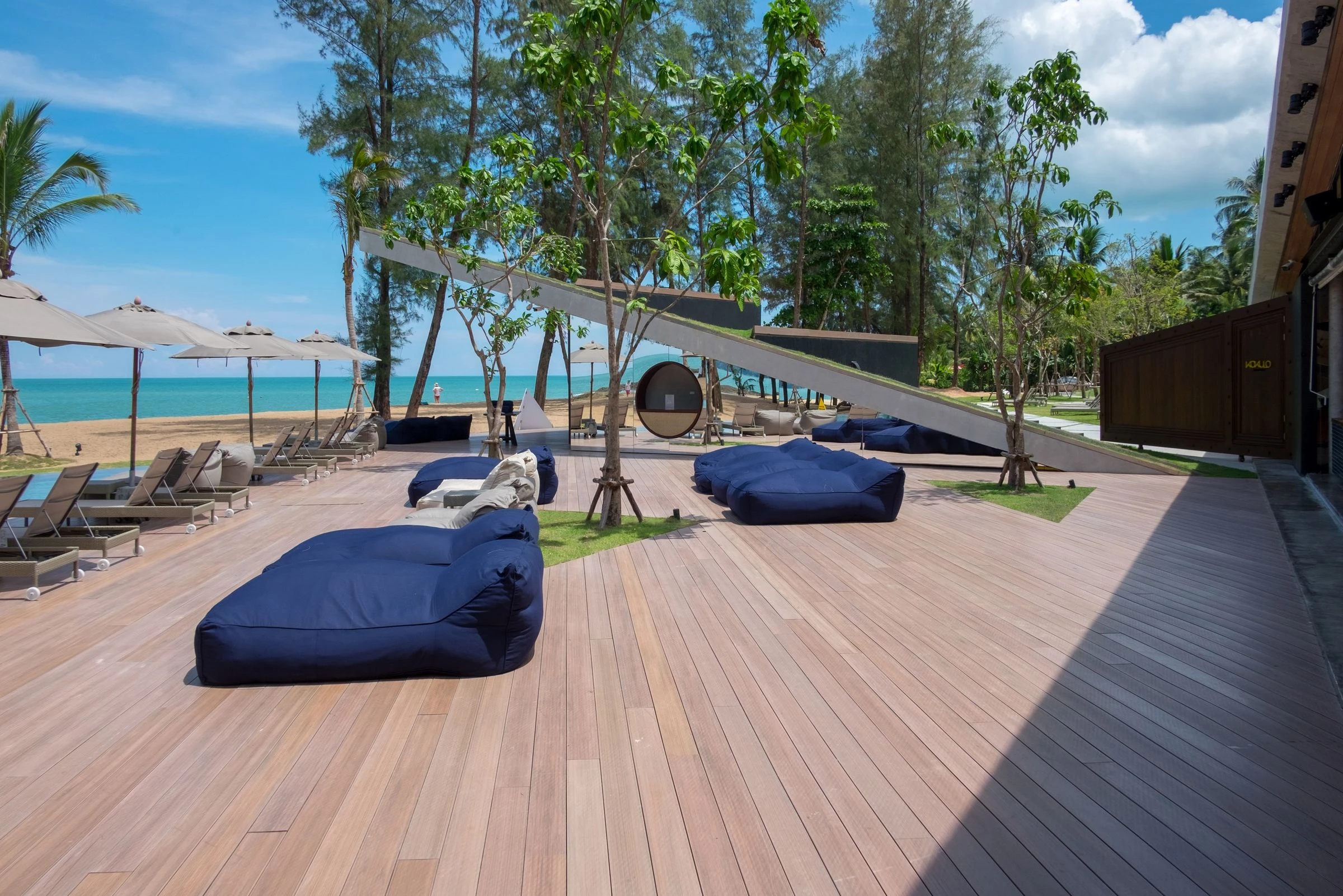泰国 KOKULO 海滩俱乐部 | 绿意盎然的海岸线休闲空间-14