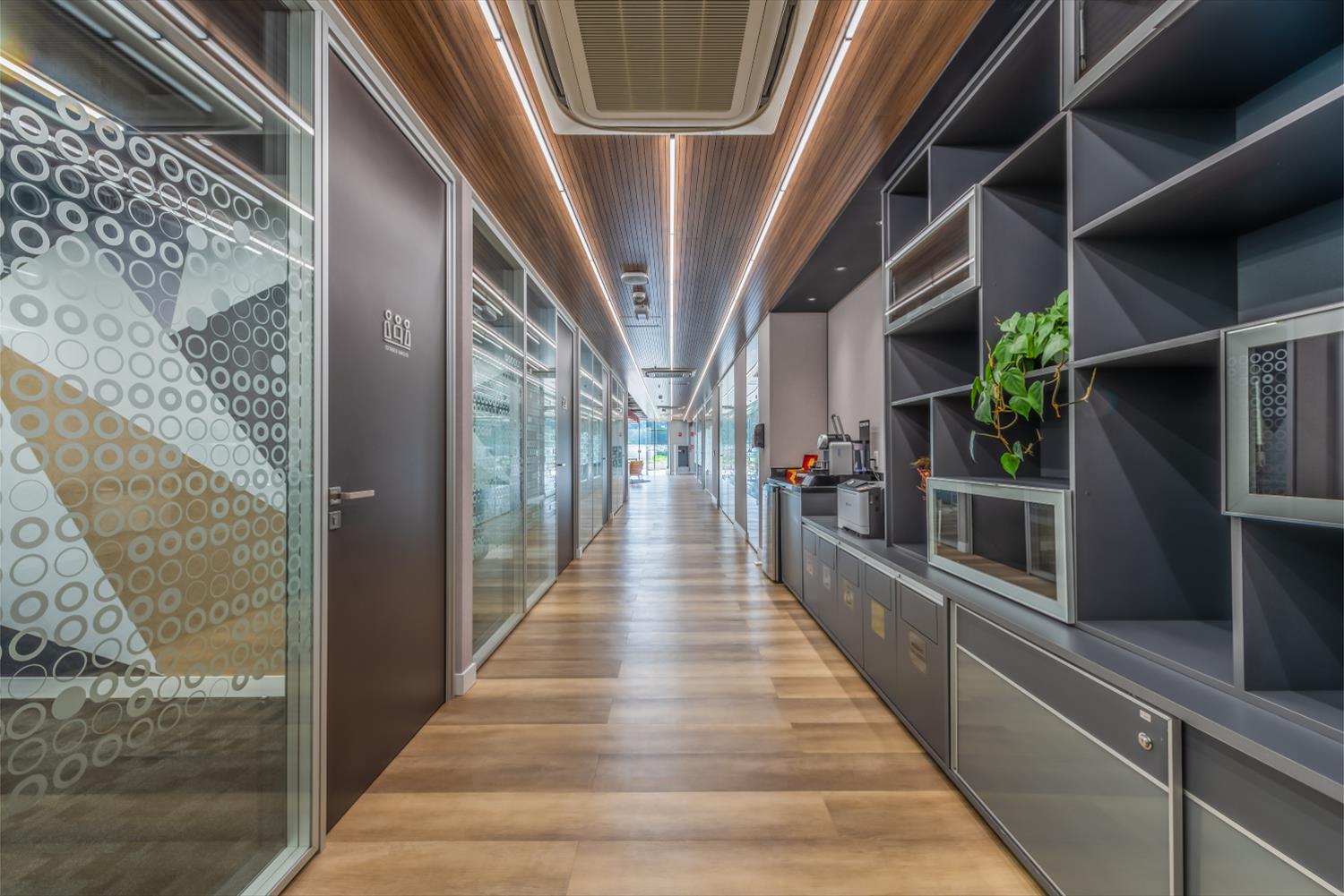 TOTVS 公司总部 | 木质与玻璃的现代企业空间-9