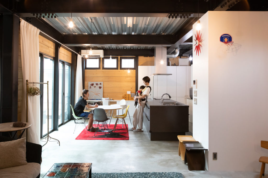 家に拡張の余地を残す鉄、木、コンクリート。マテリアルの力強さが際立つ家 | Style of Life | 100%LiFE-0