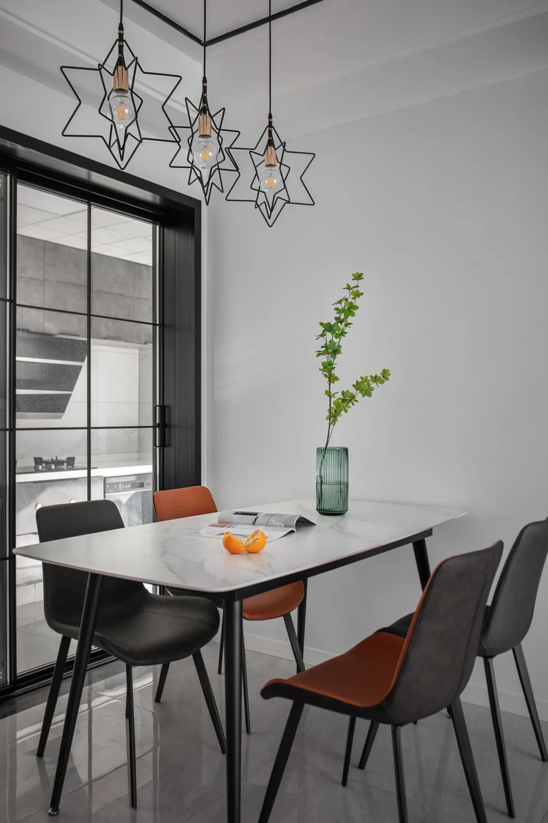 重庆融创春晖十里雍和府 | 黑白灰里的现代简约温情-24