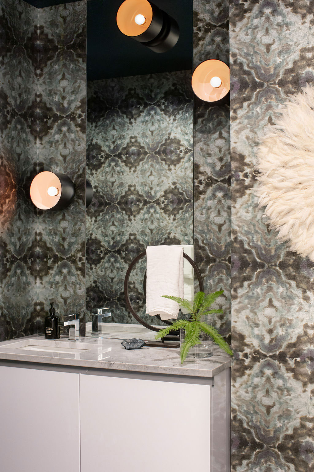 芝加哥现代女孩阁楼设计 | 大胆、对比鲜明、富有魅力-16