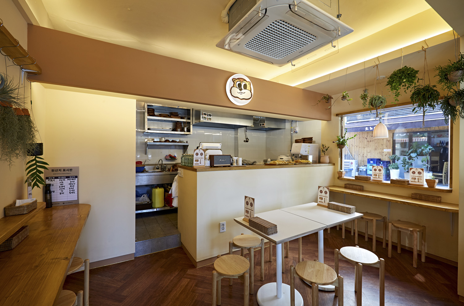 萌趣概念的白色&木质餐厅设计-2