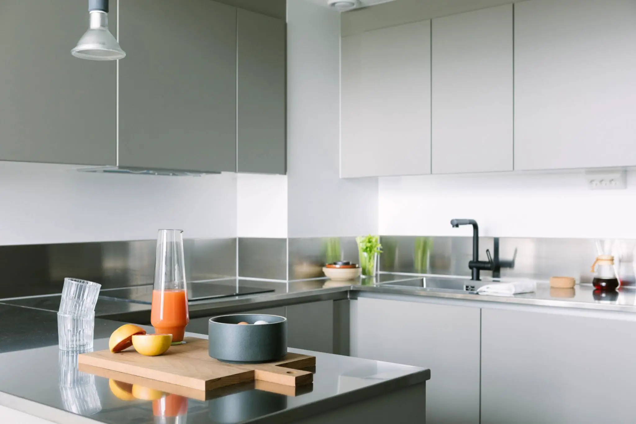 35 平米小公寓，混凝土与轻木打造开阔空间-6