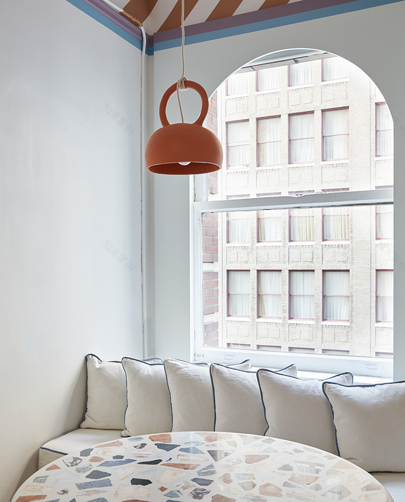 纽约时尚儿童游戏室,马戏团风格条纹天花板-9