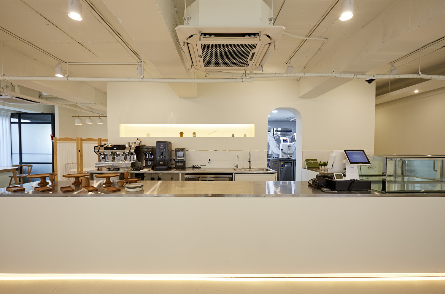 "白色与木质，打造 25 平米极简咖啡厅空间"-9