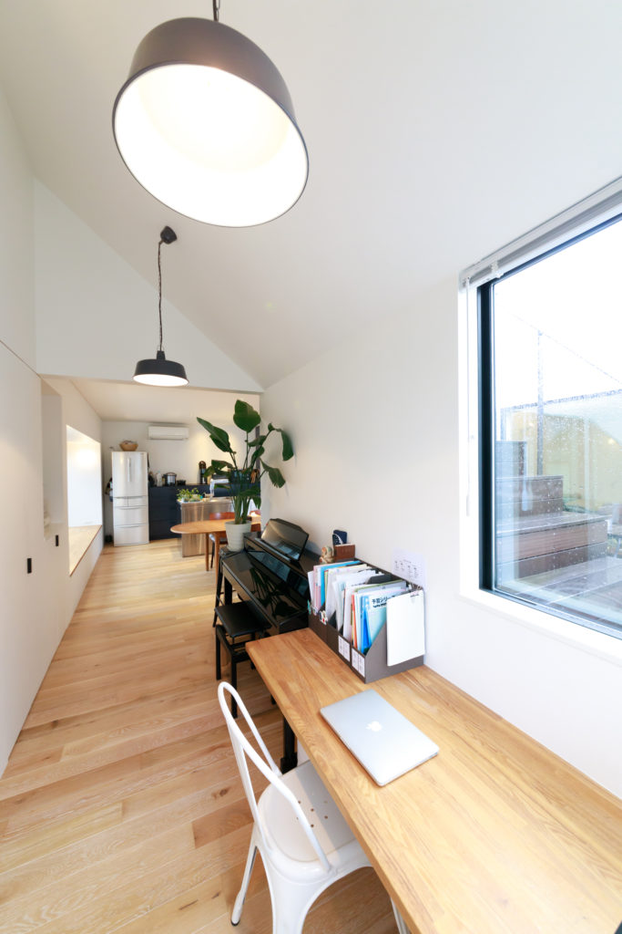 開放感とプライバシーを両立すみずみまで陽光が行き渡る光庭が導く心地よい空間 | Architecture | 100%LiFE-11