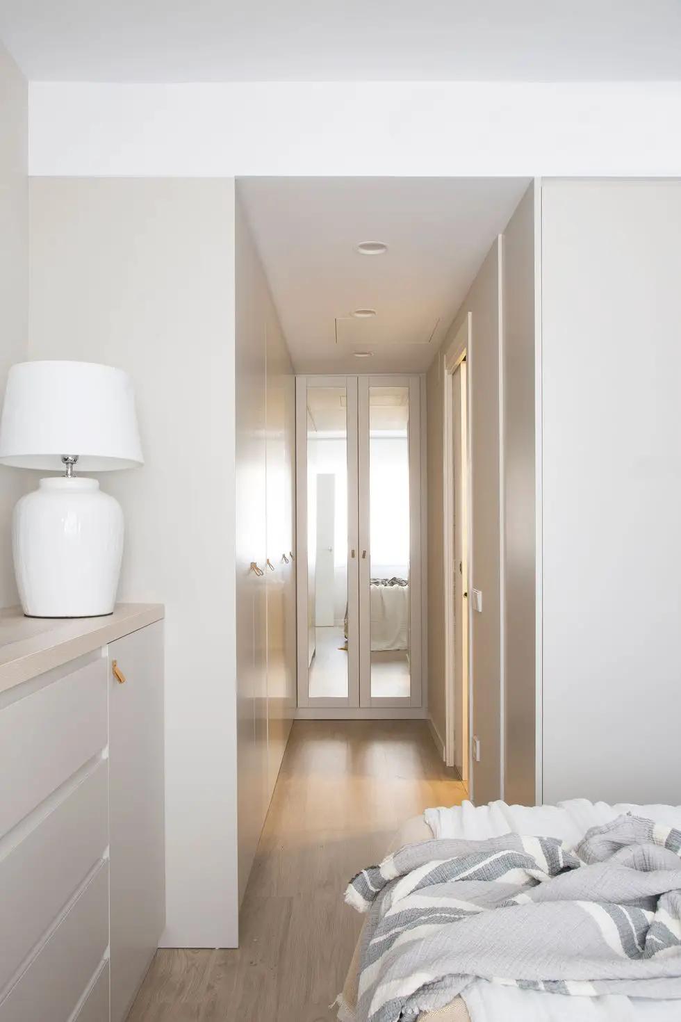 Un appartement ouvert à la lumière après sa rénovation-8