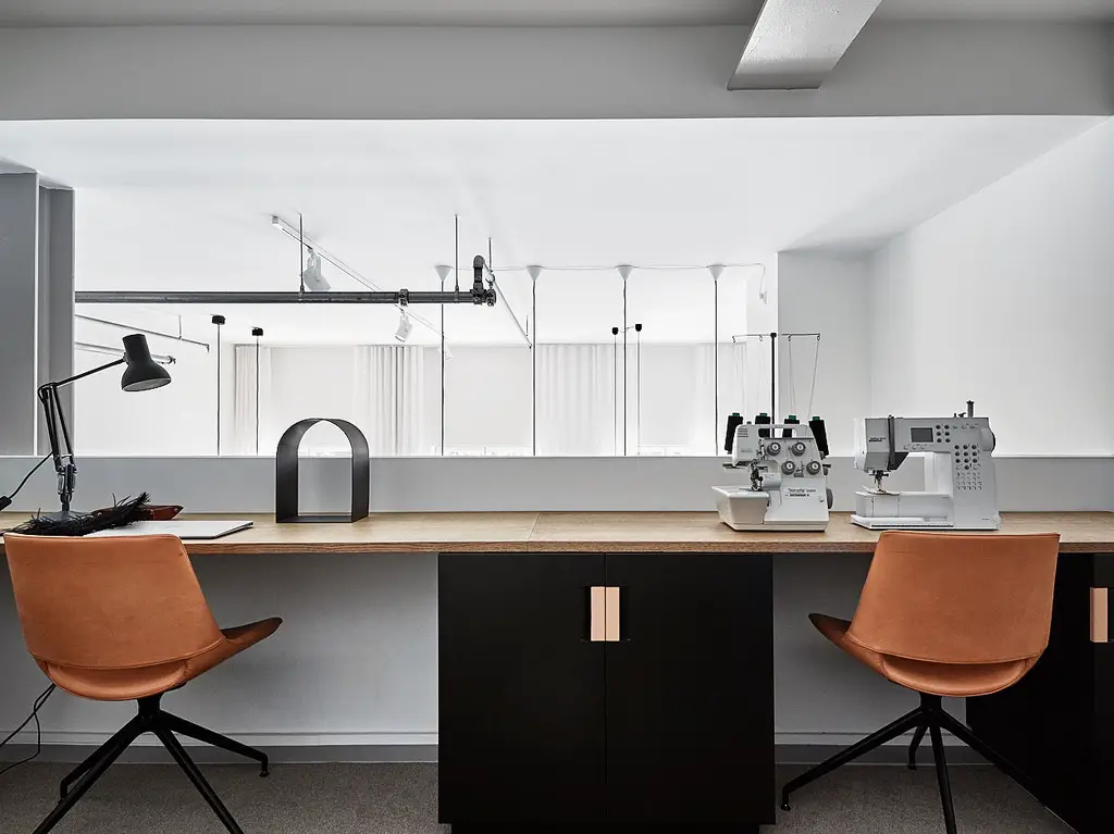 旧工厂中的柔和粉彩空间-12