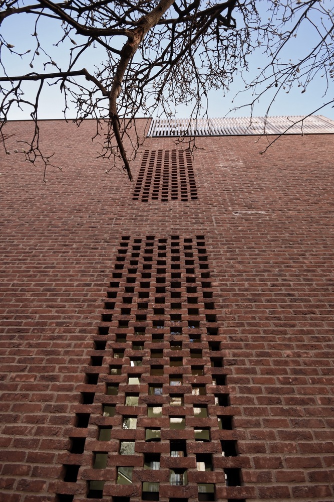 罗马尼亚四口之家垂直住宅，自然材料与光影共舞-40