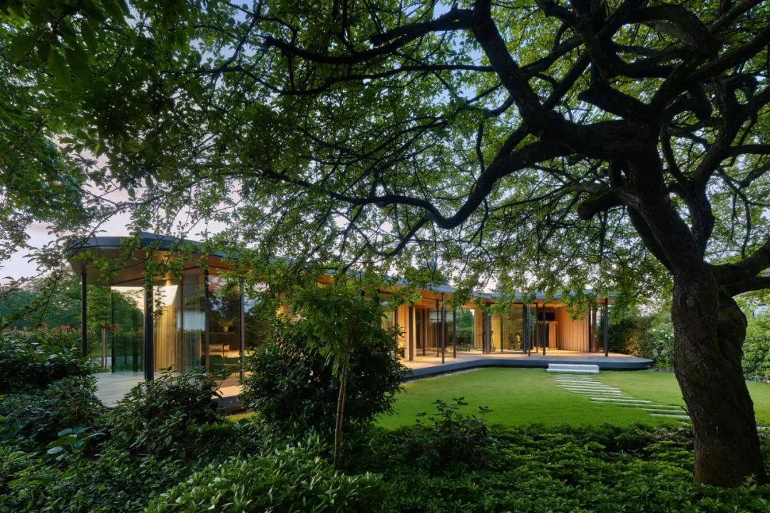 后院“悬浮连接”建筑丨Ippolito Fleitz Group-4