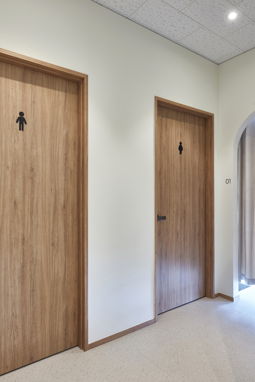 31 坪白色与木质的极简主义宠物店设计-18