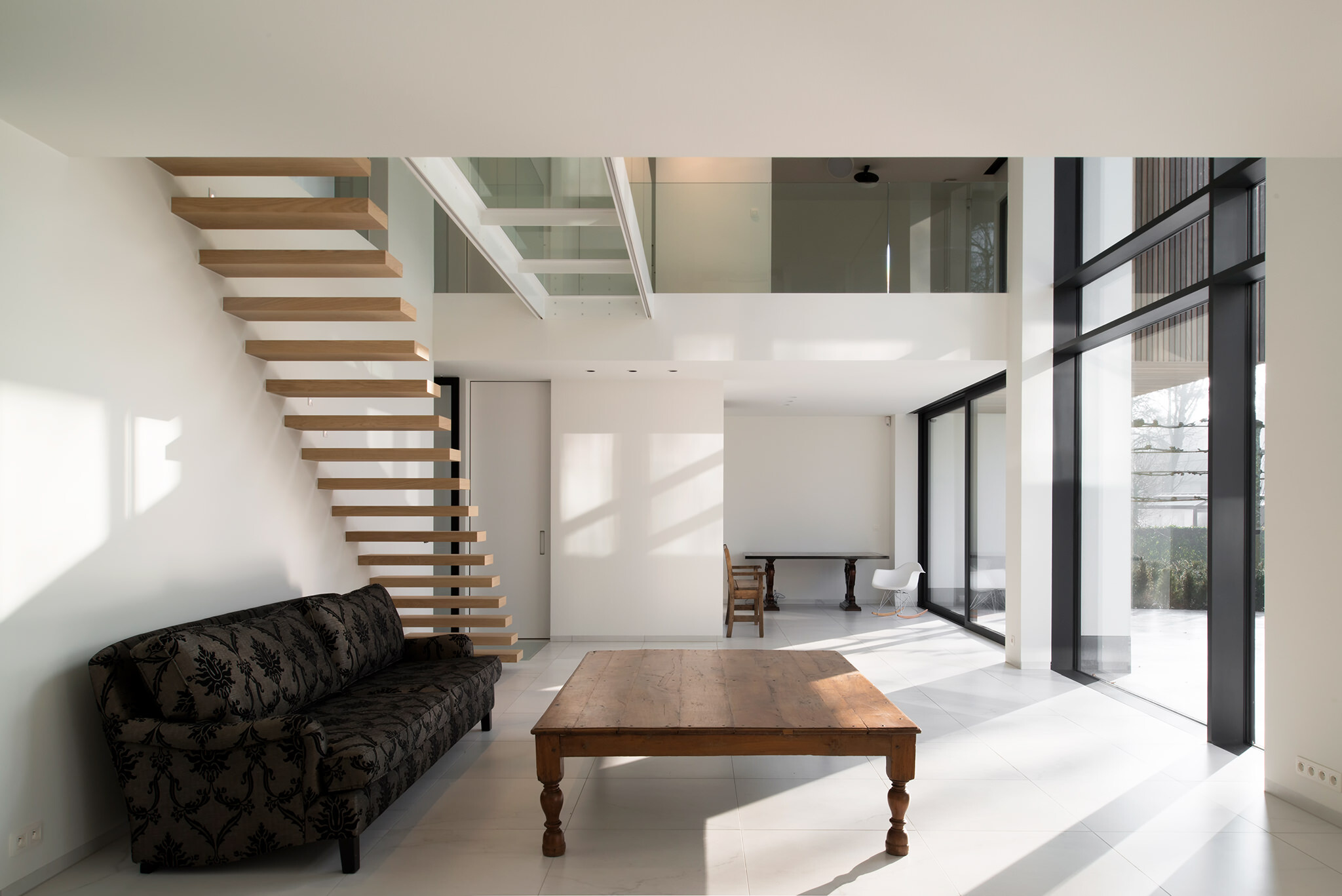 比利时现代住宅中的轻质透明旋转门设计-20