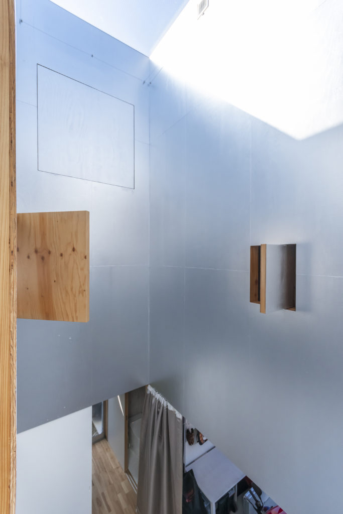 子どもが自由に走り回れる家空が見える階段室をコアにした回遊式空間で暮らす | Architecture | 100%LiFE-8