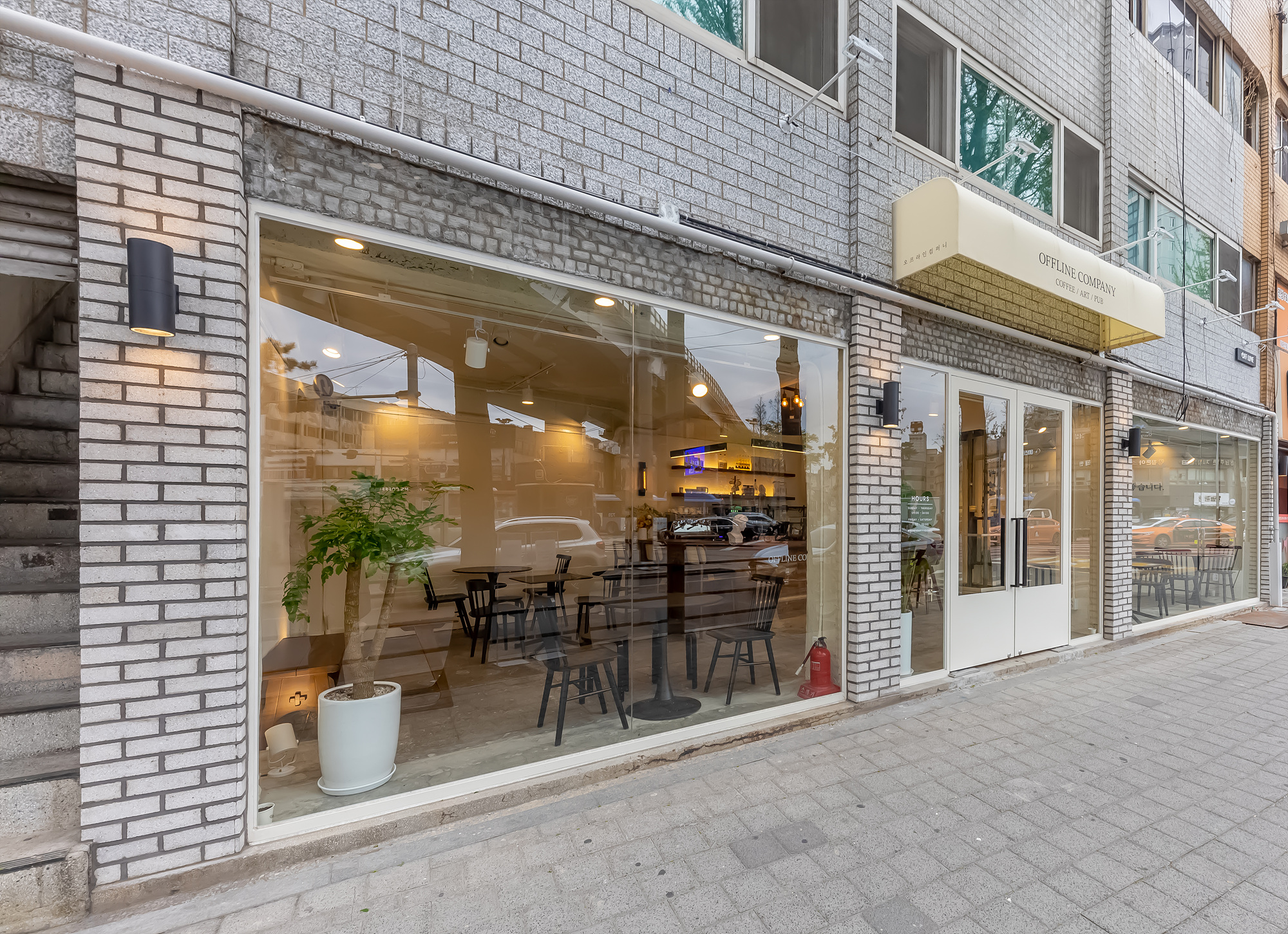 40 平米极简咖啡厅 | 白色与木质的完美融合-2