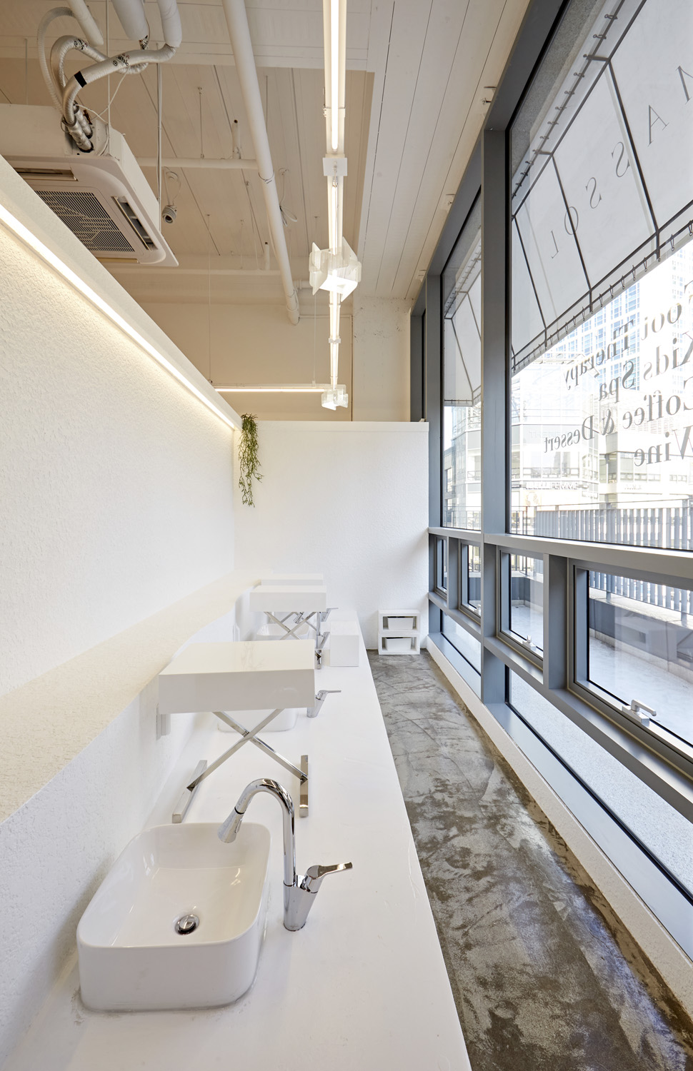 简约白色调的 26 平米小卫生间设计-11