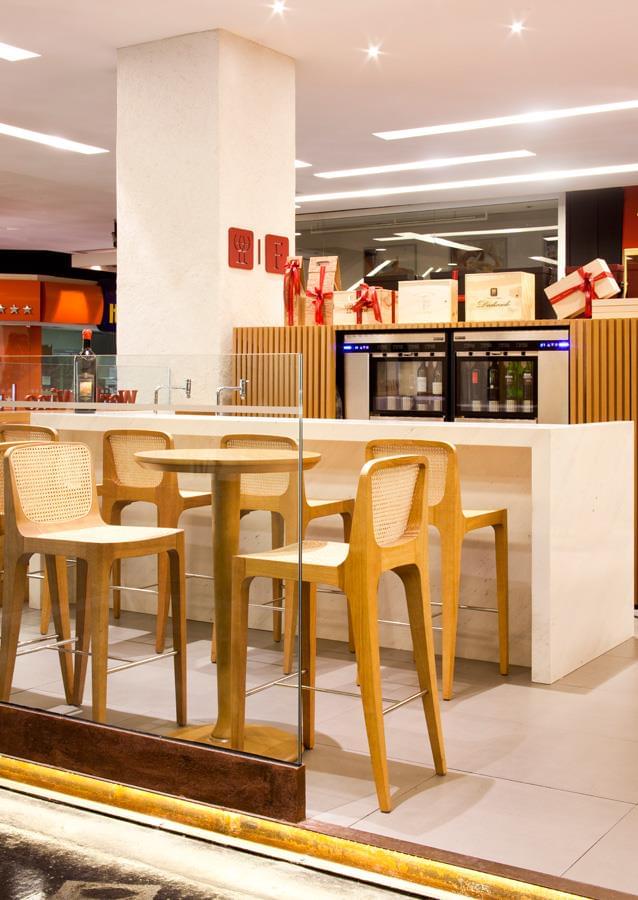 玻璃之魅 · RJ 购物中心的精致葡萄酒店设计-7