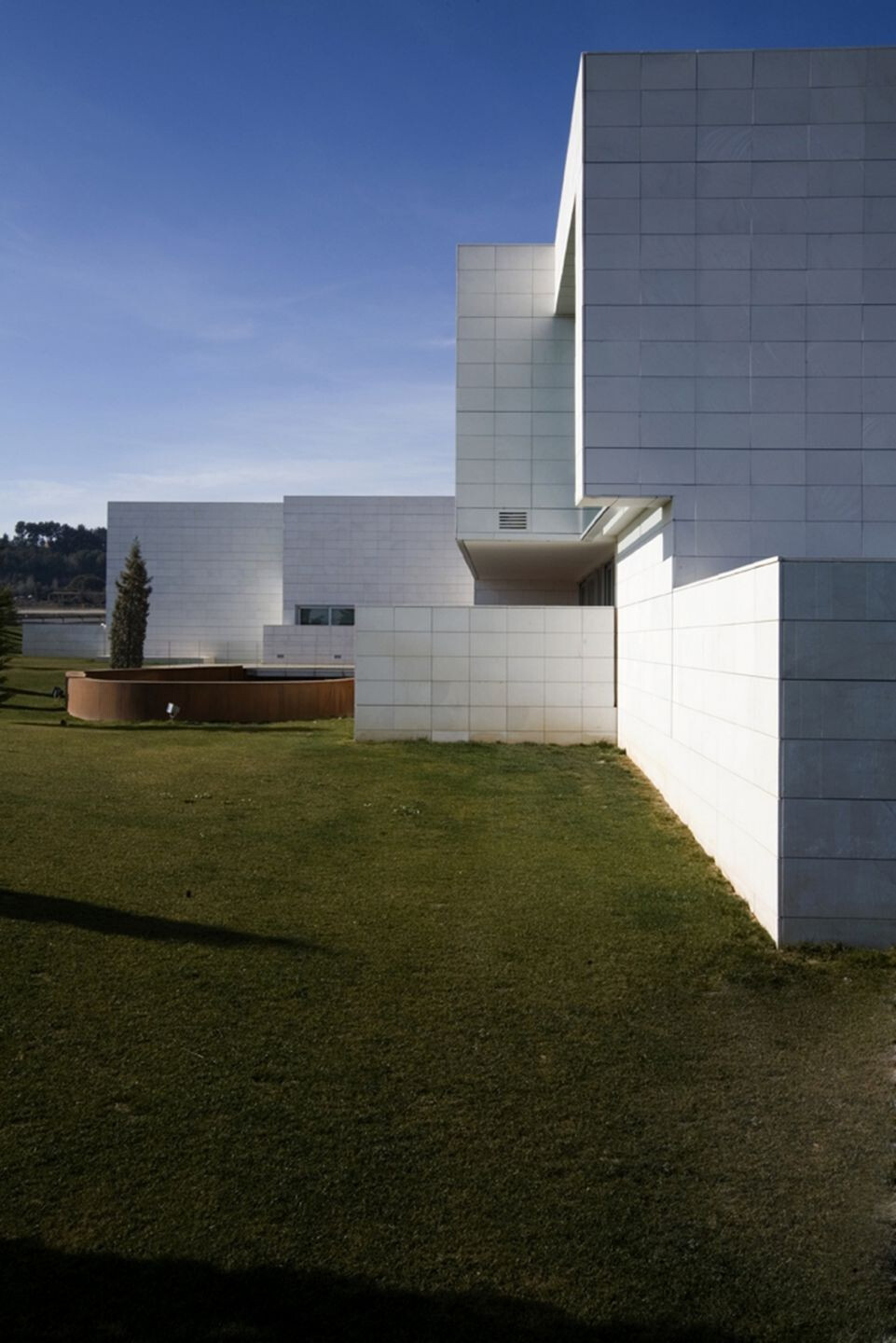 地形融入的绿色多功能酒店设计-24