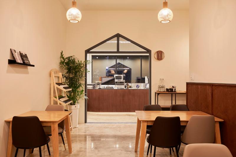 27 坪温馨白色&木质调咖啡厅设计，舒适氛围营造-5