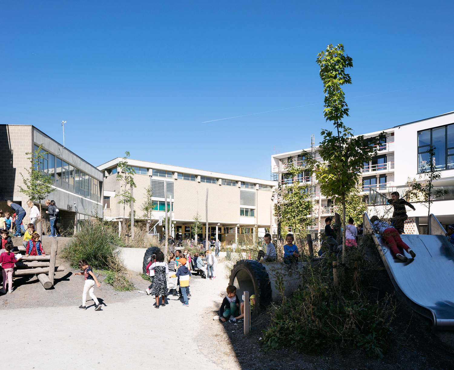 比利时校园灰色操场变身绿色冒险乐园-13