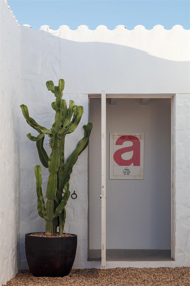 无尽景观中的白色诗意别墅设计丨戈者设计-11