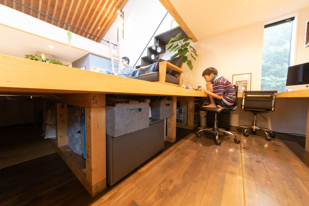 家族がほどよくつながる多目的な高床と空庭をもつ職住一体の住まい | Style of Life | 100%LiFE-4