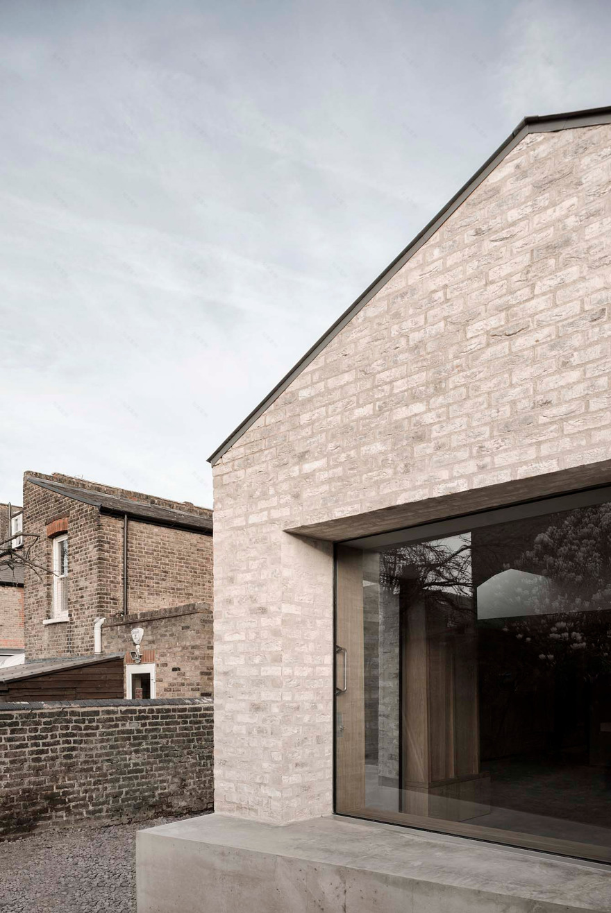 McLaren Excell adds pale-brick extension to black-painted Victorian house-5