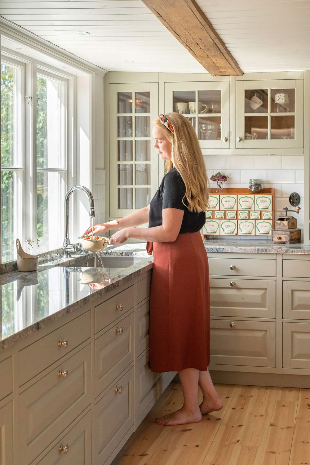 瑞典 19 世纪农场小屋的温馨改造-8