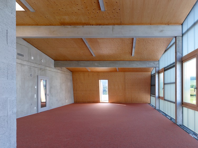 瑞士多功能建筑,木梁折叠屋顶与波纹聚碳酸酯的巧妙结合-19