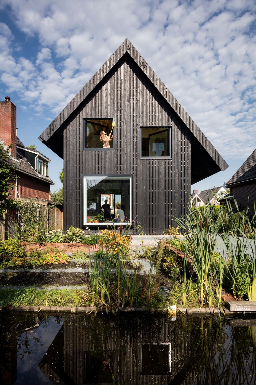 Old Brick House Replaced by a New Sustainable Timber House in Amsterdam-29