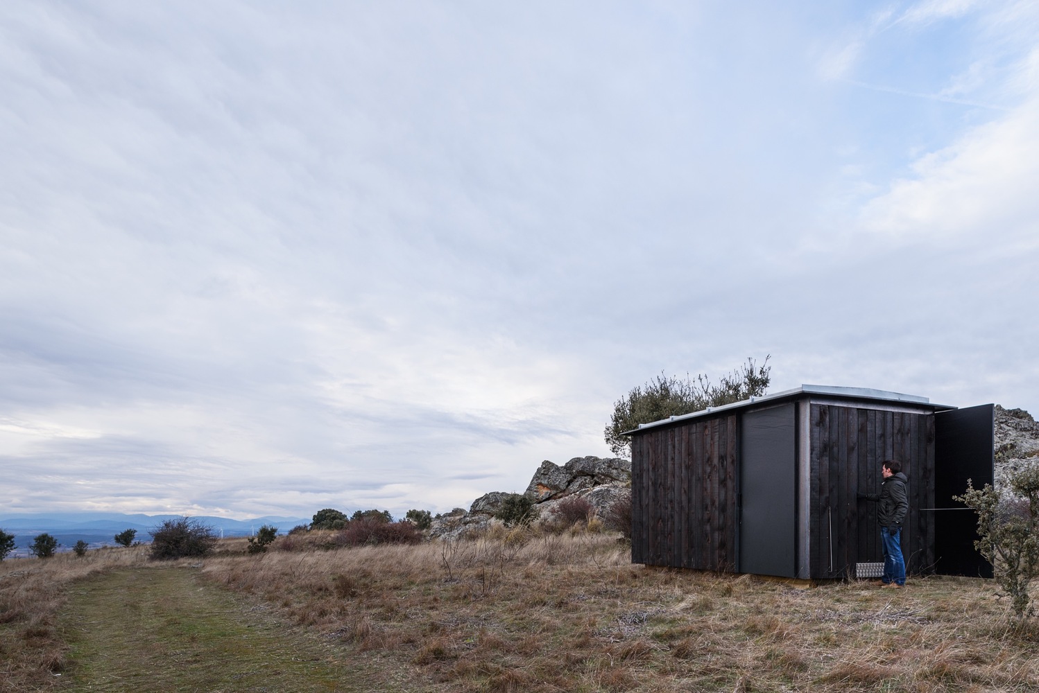 西班牙文化遗址旁的可逆式木钢展馆-58