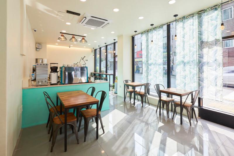 十平米咖啡店的缤纷色彩设计-3