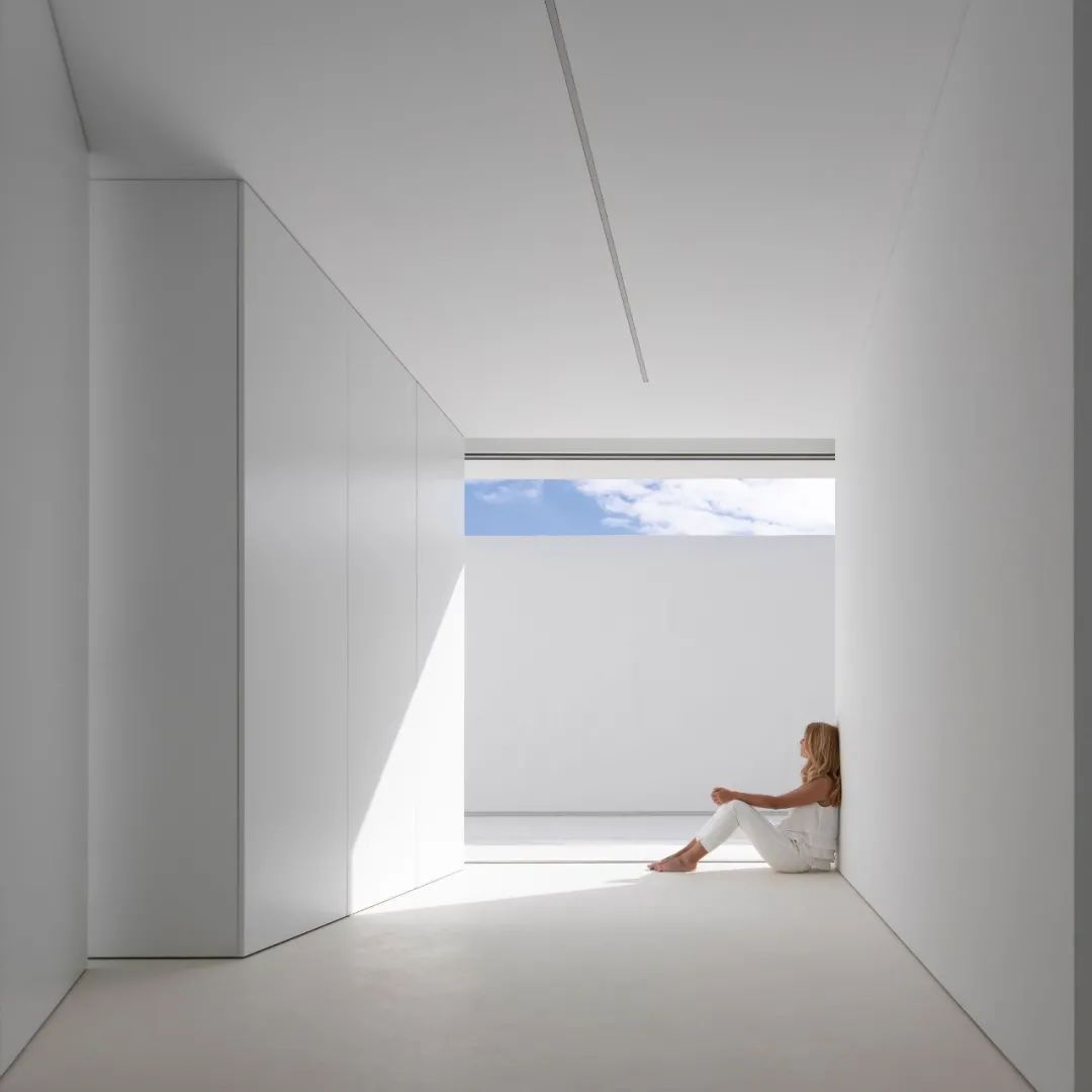 西班牙巴伦西亚“寂静之屋” | 半埋入式极简美学-44