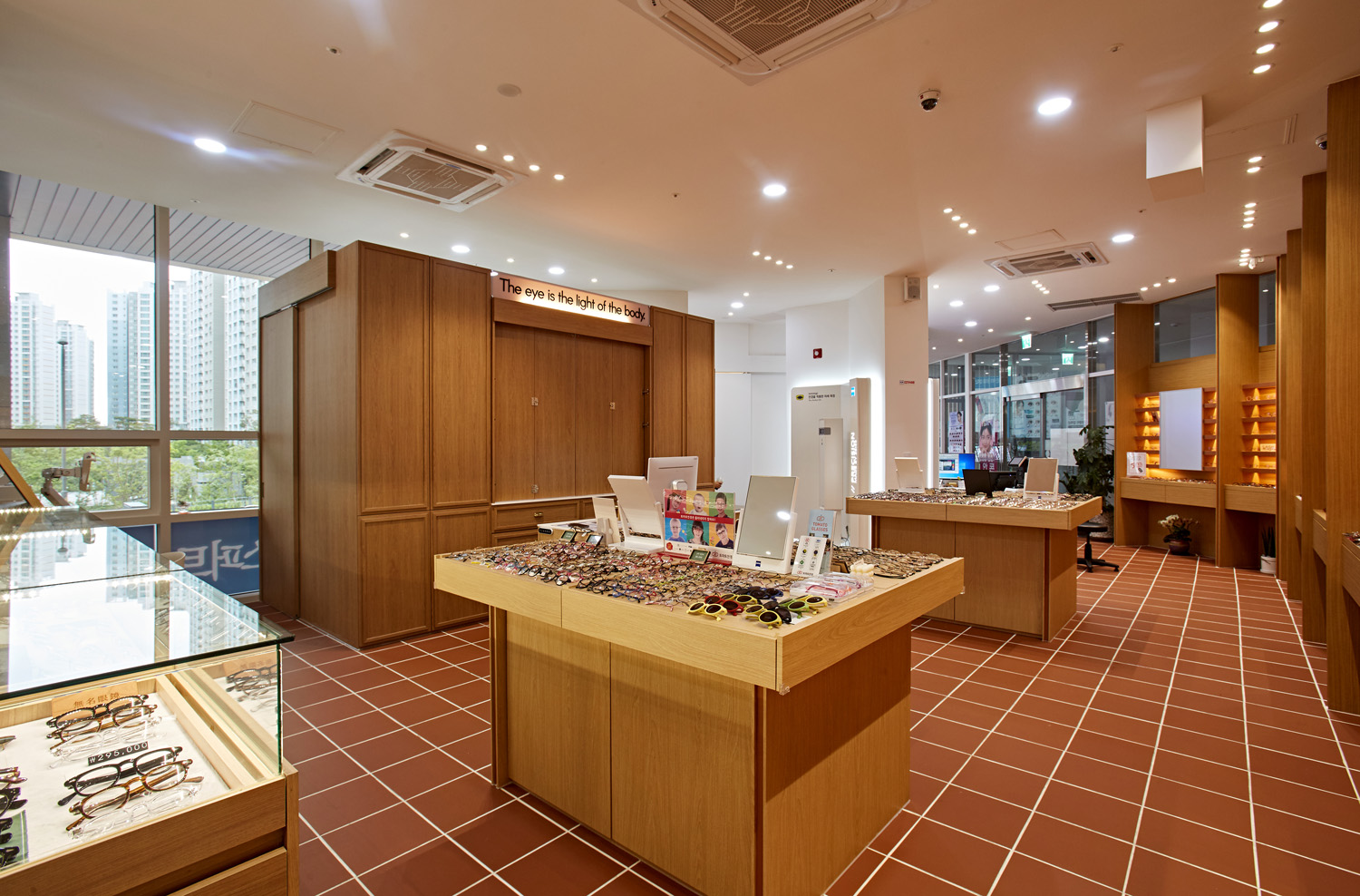 照明点睛之笔 | 高级眼镜店室内设计-9