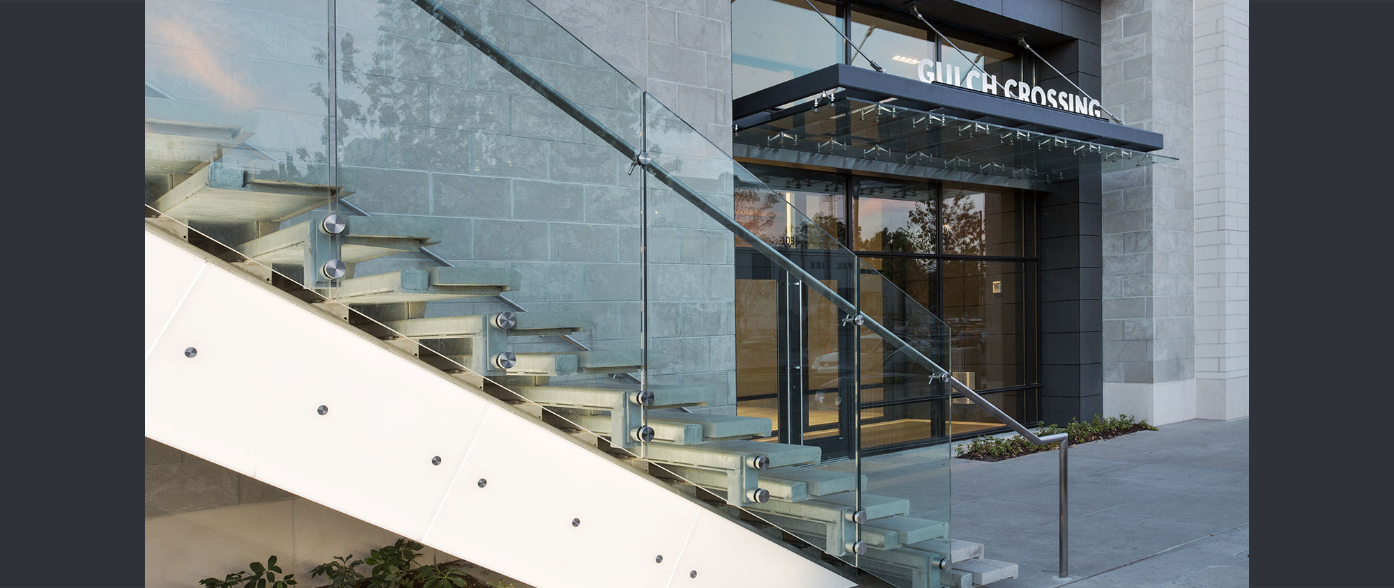 峡谷渡口；沟壑交汇处（注：需结合具体语境确定最合适的表达，这里Gulch常见释义为峡谷、沟壑，Crossing有渡口、交汇处等意思） 丨美国纳什维尔-12