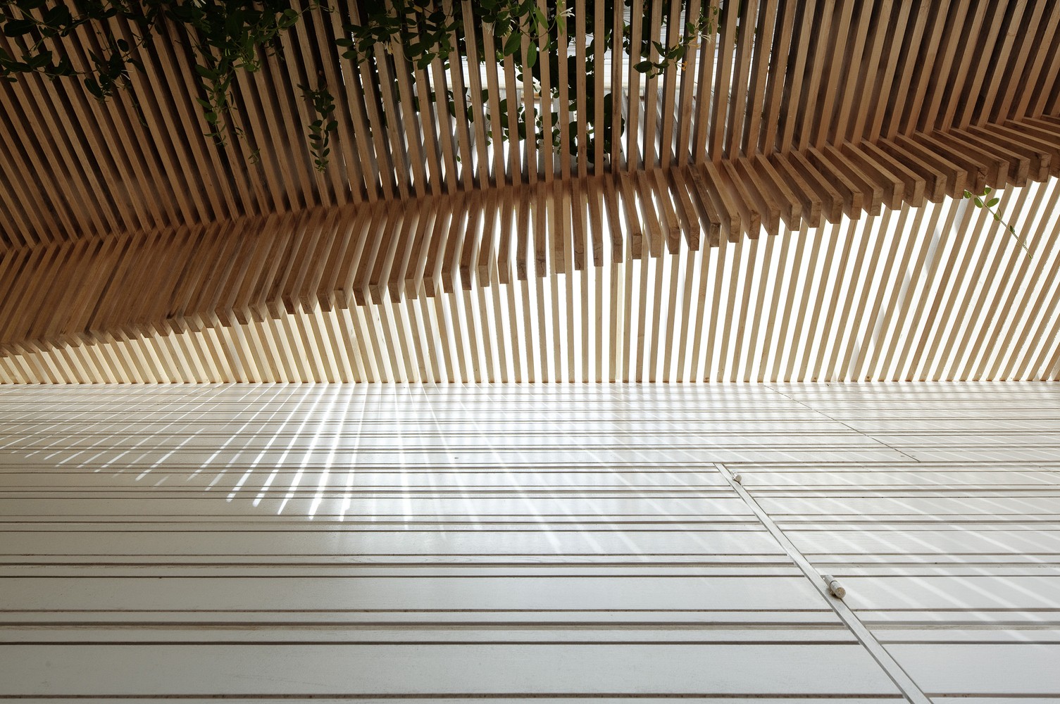 长泽英德装置艺术融入自然，打造水上花园住宅-17