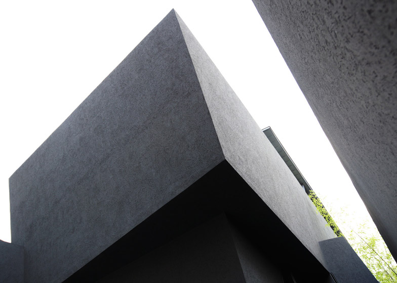 东京“黑棺材”住宅,封闭外表下的明亮空间-7