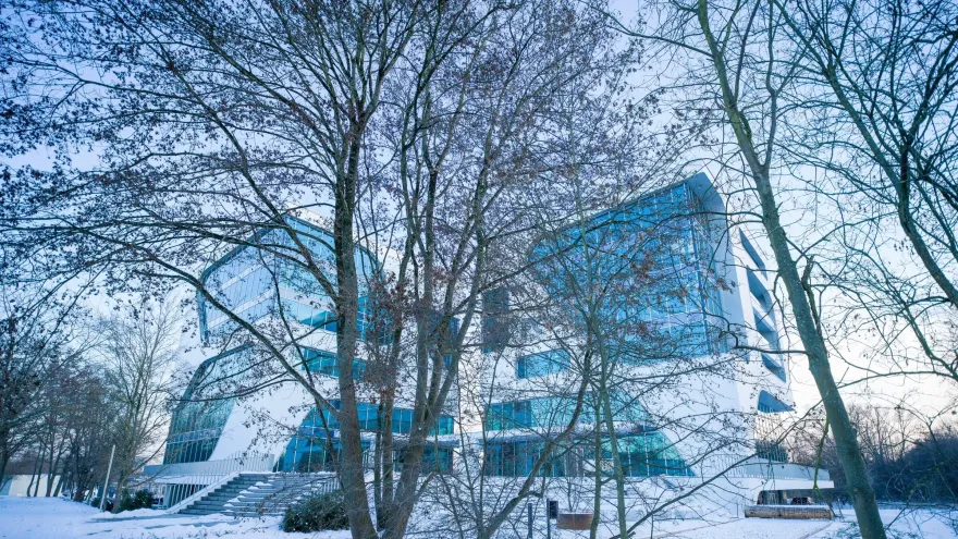 智能玻璃创新办公建筑——3deluxe 打造 FC 校园-31