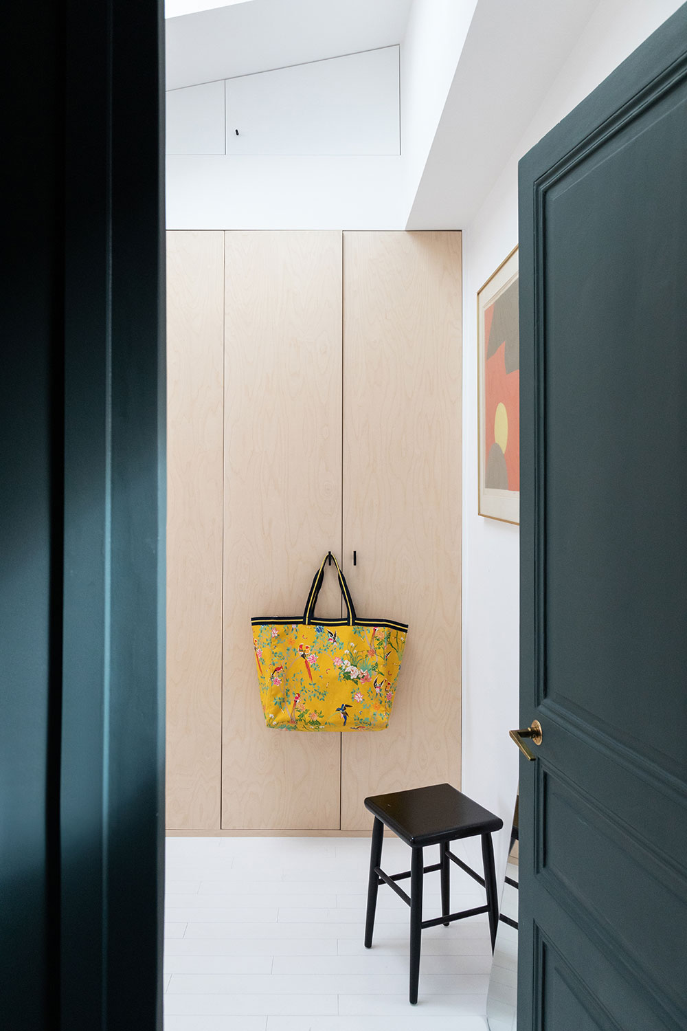 巴黎白色公寓 | 明亮装饰与绿色厨房的巧妙融合-15