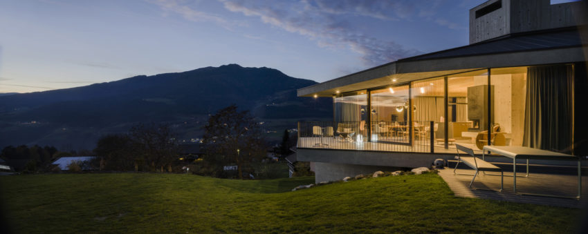 Pentagonal House on the Hill created by MoDusArchitects on a hillside in Italy 意大利一座山坡上由莫杜什建筑师在山上建造的五角形房屋-21