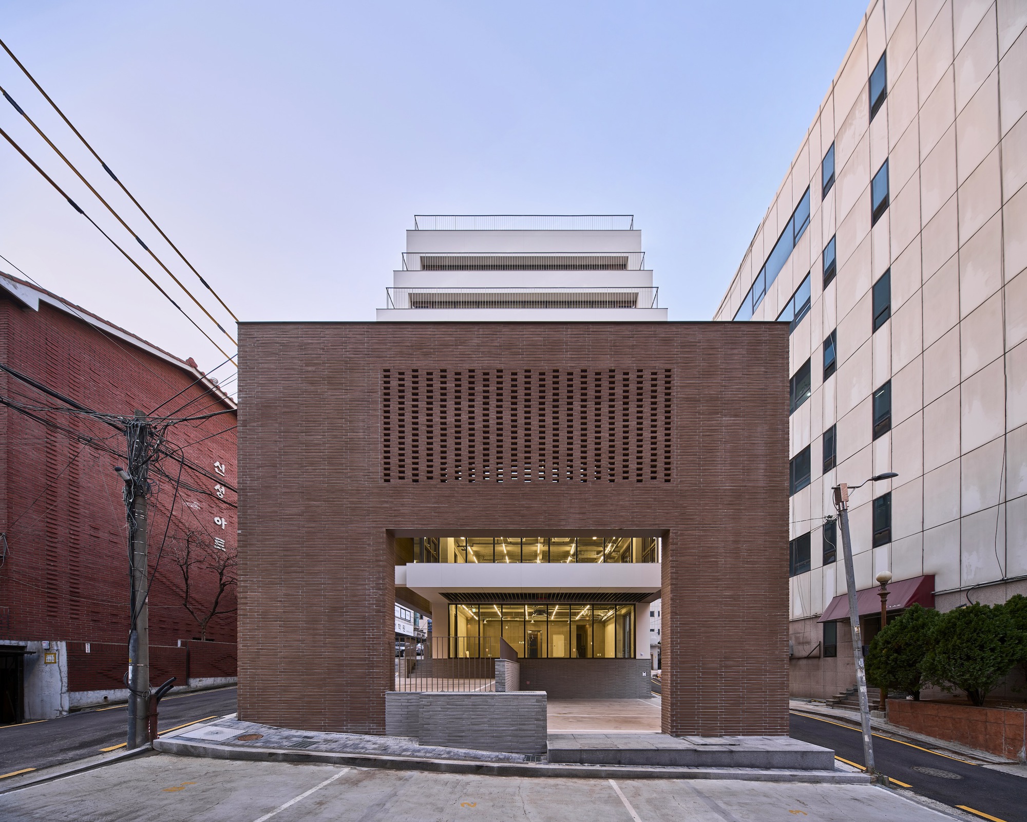 Seocho Staircase Neighborhood Living Facilities / mlnp architects-9