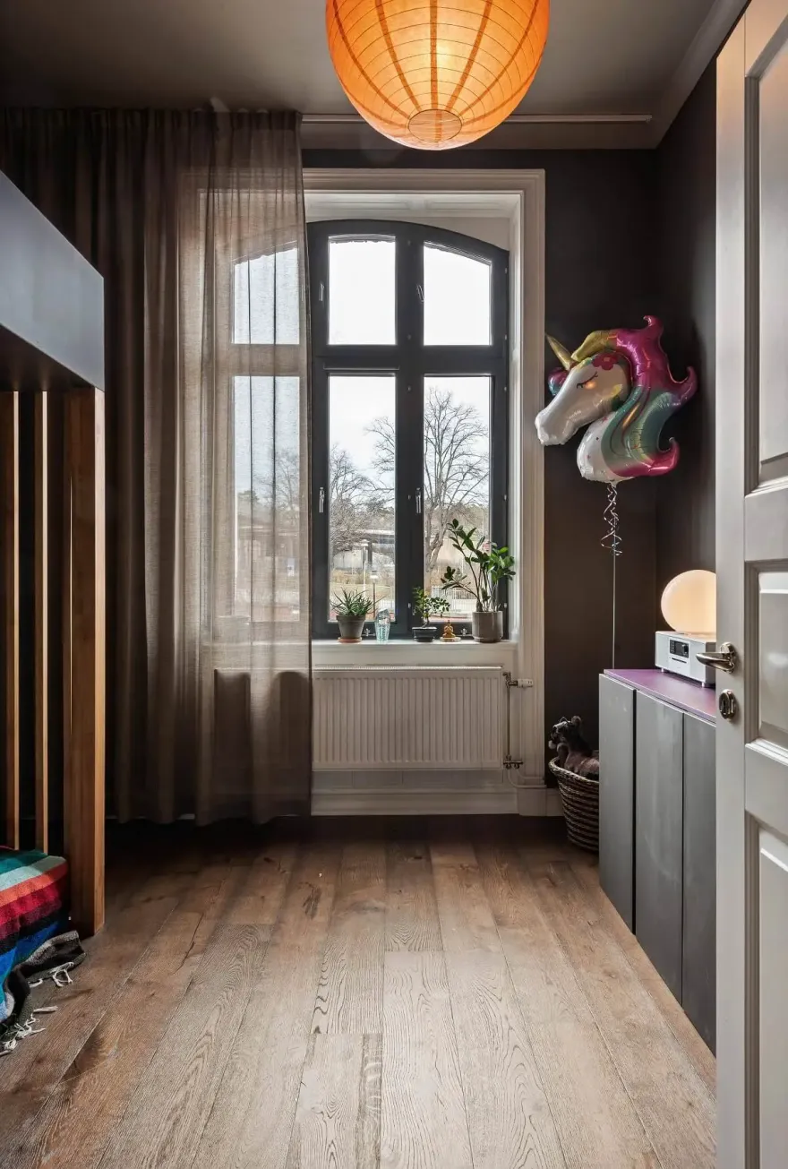 瑞典斯德哥尔摩现代彩色公寓设计-16