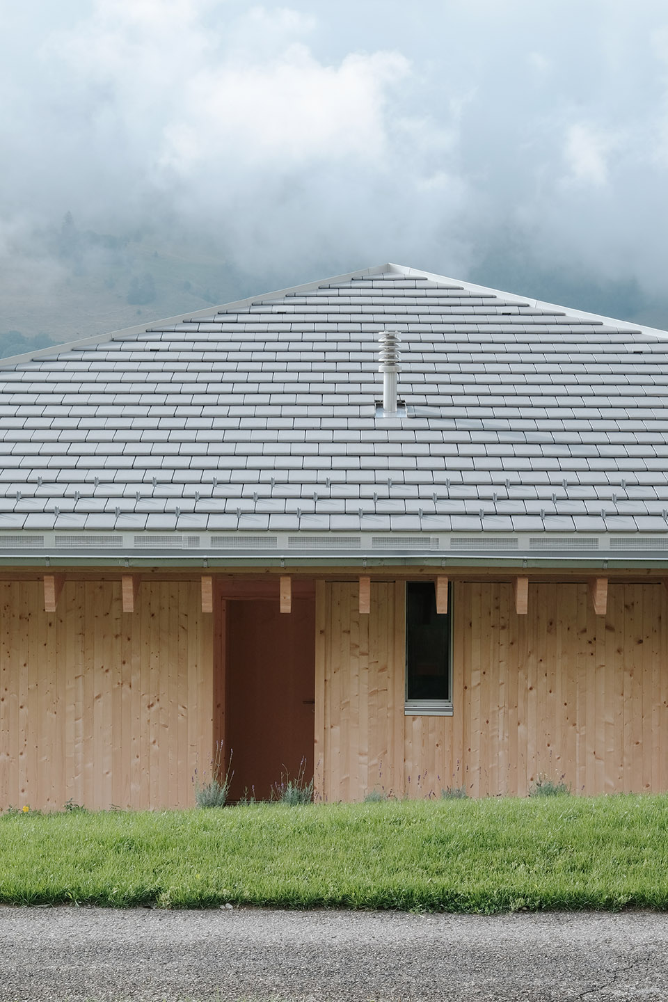 有金字塔屋顶的住宅，瑞士 / Charly Jolliet Architecte-40