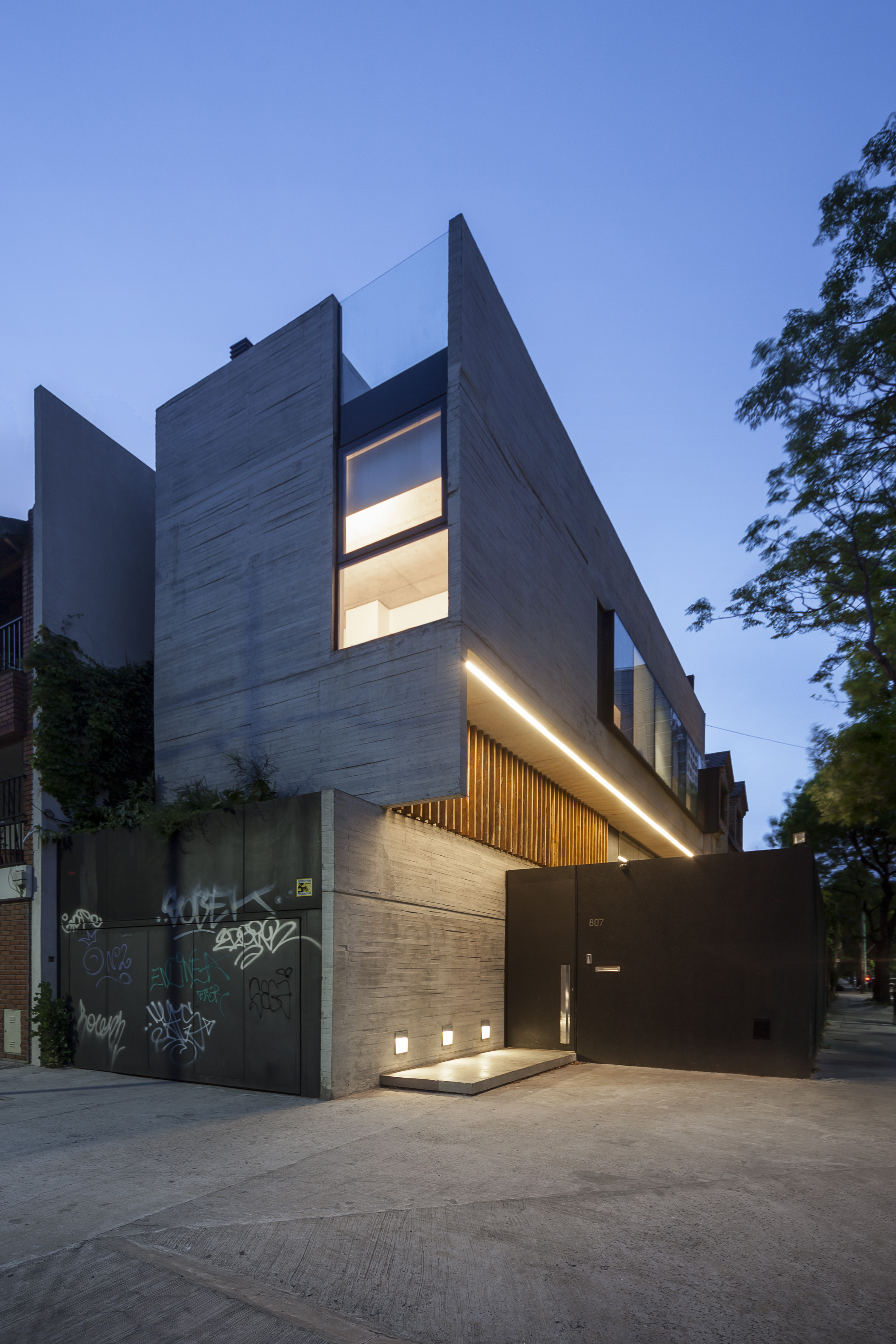 布宜诺斯艾利斯“角落之家”垂直布局的现代住宅设计-4